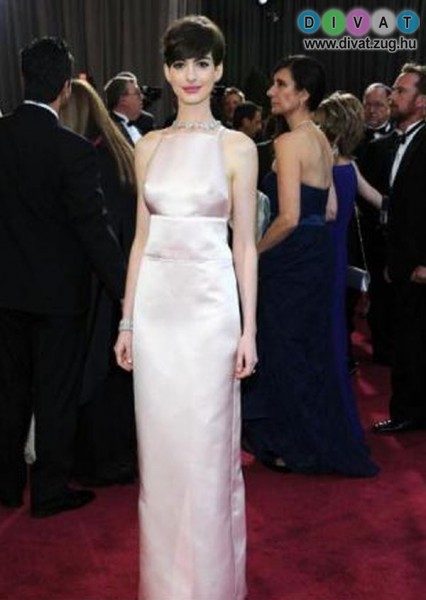 Elnézést kért ruhája miatt a Valentino divatháztól Anne Hathaway