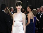 Elnézést kért ruhája miatt a Valentino divatháztól Anne Hathaway Elnézést kért ruhája miatt a Valentino divatháztól Anne Hathaway
