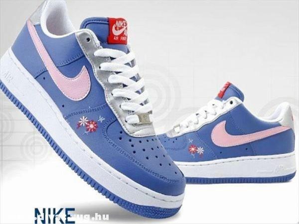 Lányka Nike cipõ