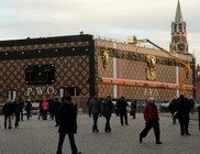 Óriási Louis Vuitton utazóláda a Vörös téren